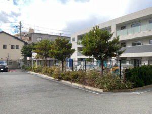新たにオープンする駐車場の植栽を綺麗にするため植栽の伐採と剪定｜大阪市平野区