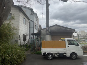 お隣に迷惑を掛けている、勝手に生えてきたクスノキ・エノキの伐採｜大阪市平野区