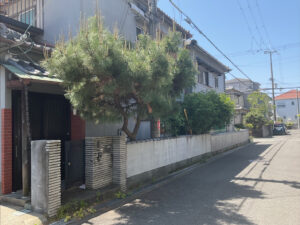 空き家の実家の植木について近隣からの苦情があったため、松、キンモクセイ、南天、モチノキを伐採｜大阪府岸和田市