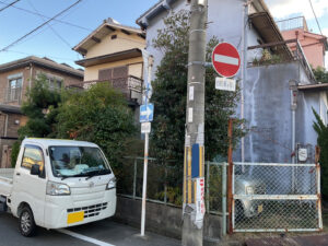 2、3年ほど放置して伸びすぎたカイヅカイブキ、ビワの木、モチノキ、モッコクを強剪定｜大阪府八尾市