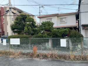 空き家の庭木を年末繁忙期にすき間時間を利用して剪定・伐採｜大阪府松原市