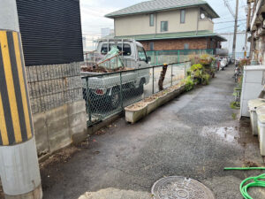 生活道路に並べた植木鉢の撤去処分と実生の木の伐採｜大阪府松原市